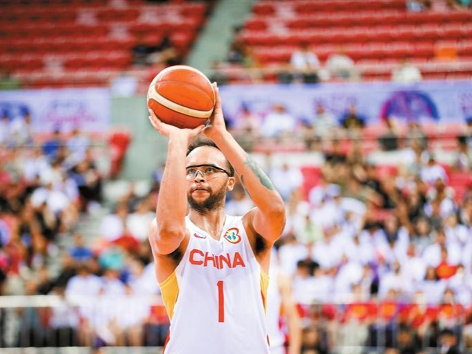 李凯尔国内首秀！宝安体育馆迎战塞尔维亚男篮 ，70位“李家人”包两大巴助威