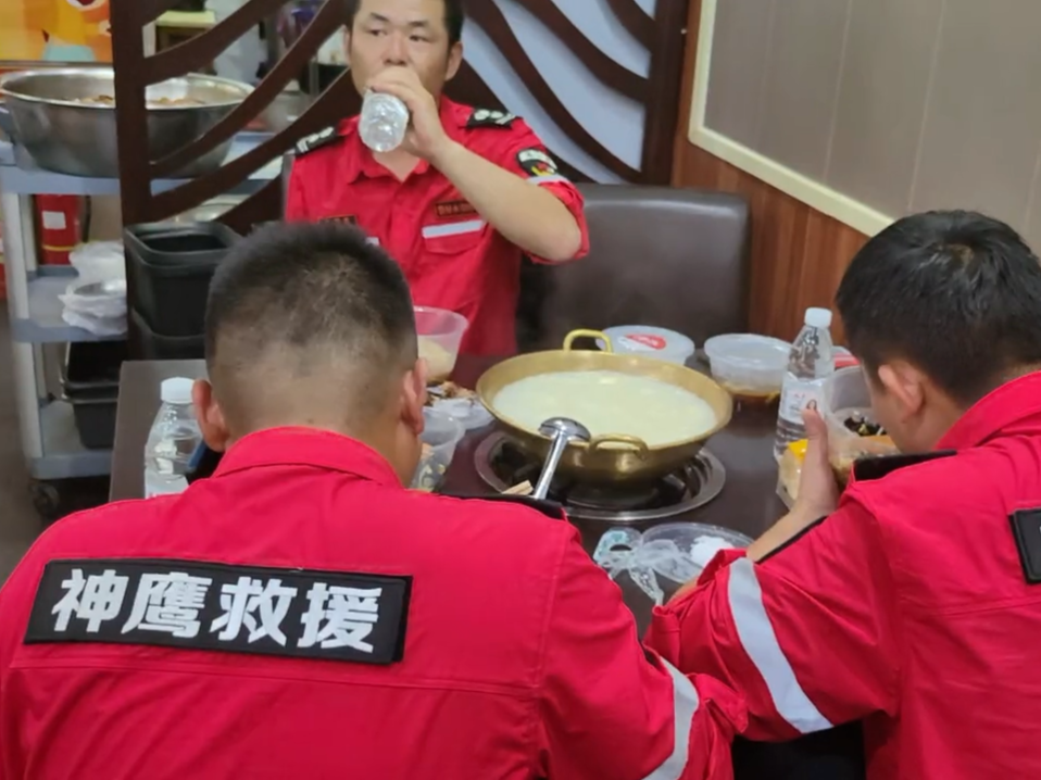 涿州市民为救援队免费供餐：不能让亲人们饿着肚子！