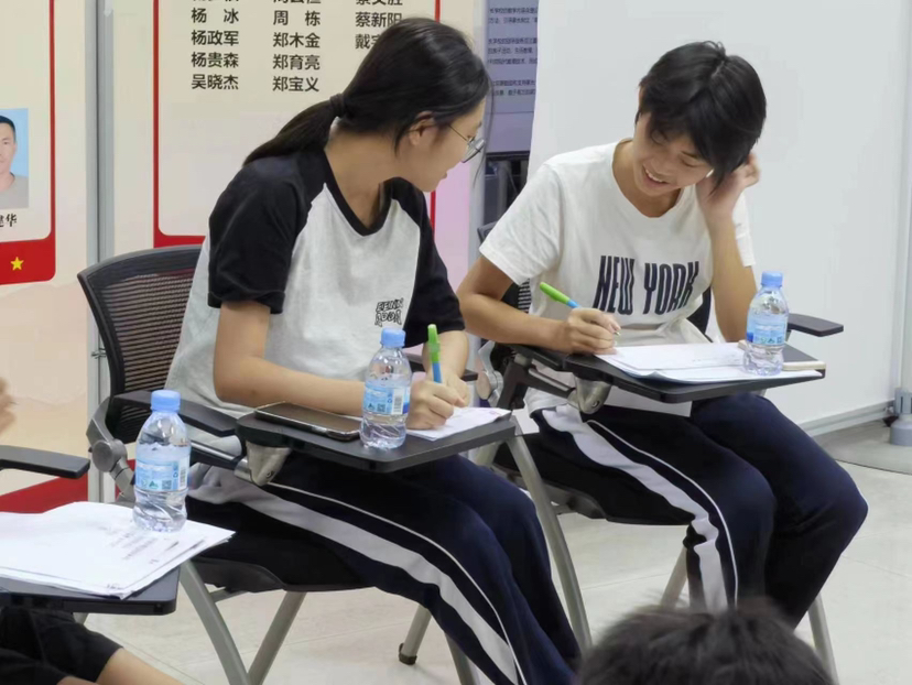生涯启航·逐梦未来——南华社区开展青少年生涯规划小组活动