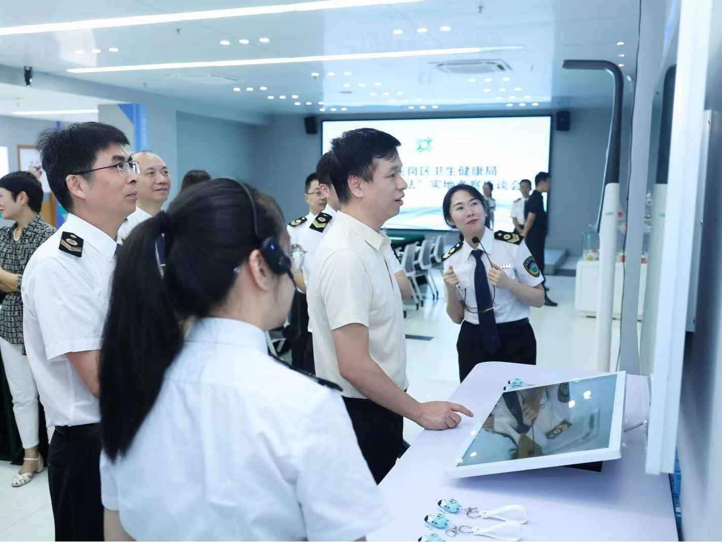 龙岗区普法办对区卫生健康局“谁执法 谁普法”履职情况进行实地考察