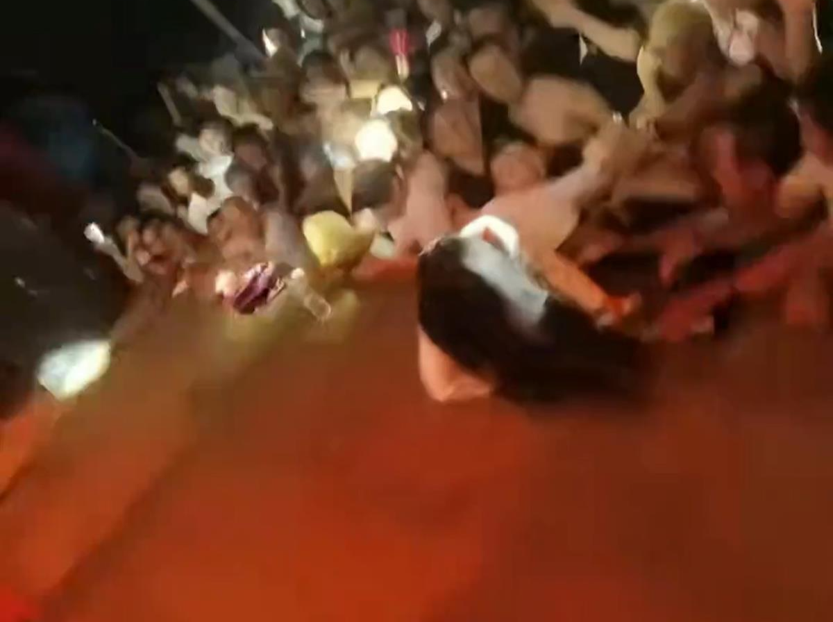 演出突发！山西晋中一女歌手被拖下舞台！警方通报：两人被行拘