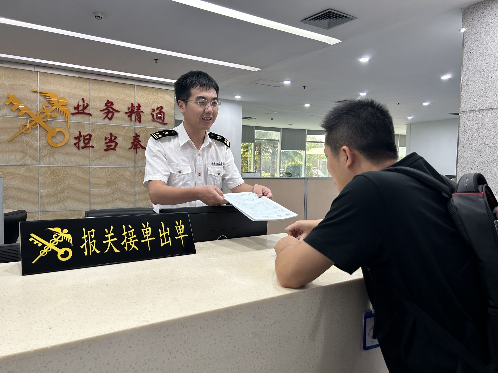 坪山海关优化窗口服务，擦亮便企服务新名片