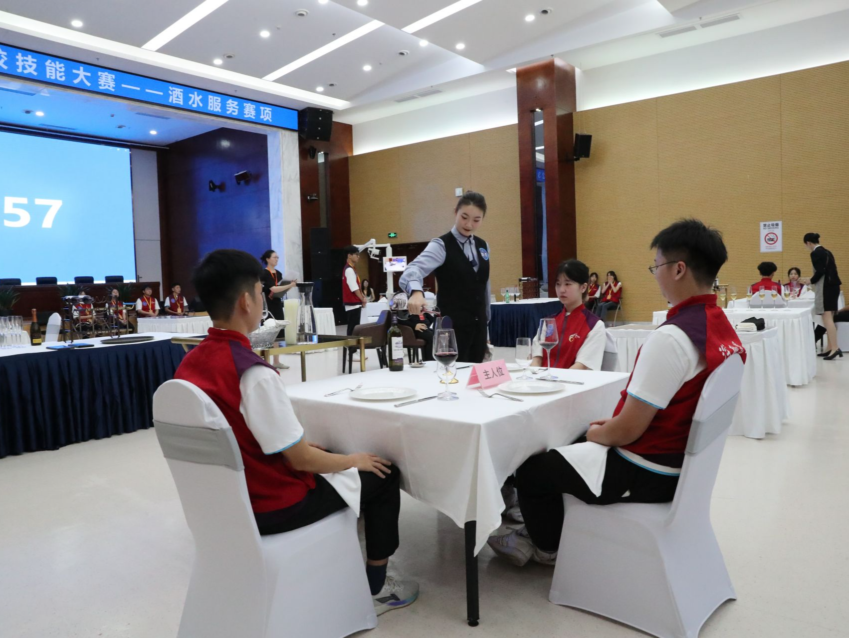 全国职业院校技能大赛高职组“酒水服务”赛项在深圳职业技术大学举行