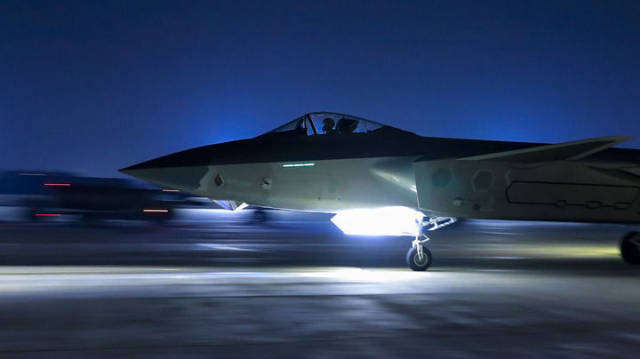 东部战区空军航空兵某旅“王海大队”飞行员在夜间飞行训练中驾机滑行（2023年7月14日摄）。新华社发（李吉光 摄）