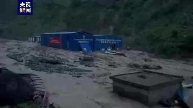 四川凉山金阳灯厂村受短时强降雨影响突发自然灾害 6人失联正在搜救中