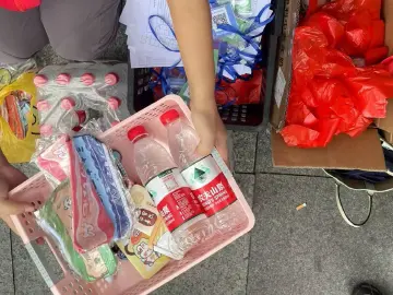 中心书城广场“卖货郎”竟是一群“心”青年画手