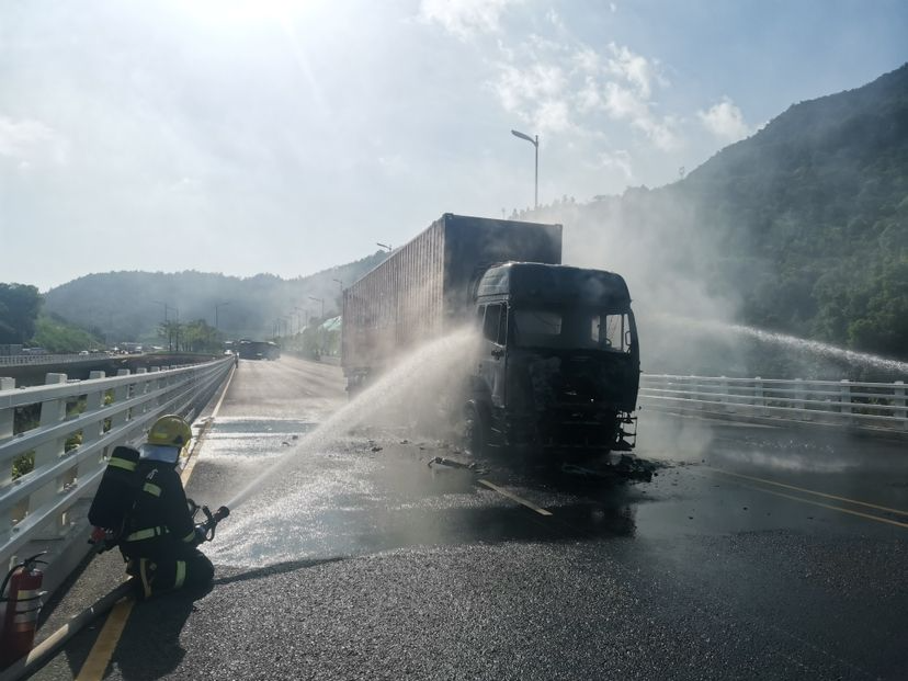 货车行驶过程突然起火，深汕消防紧急救援