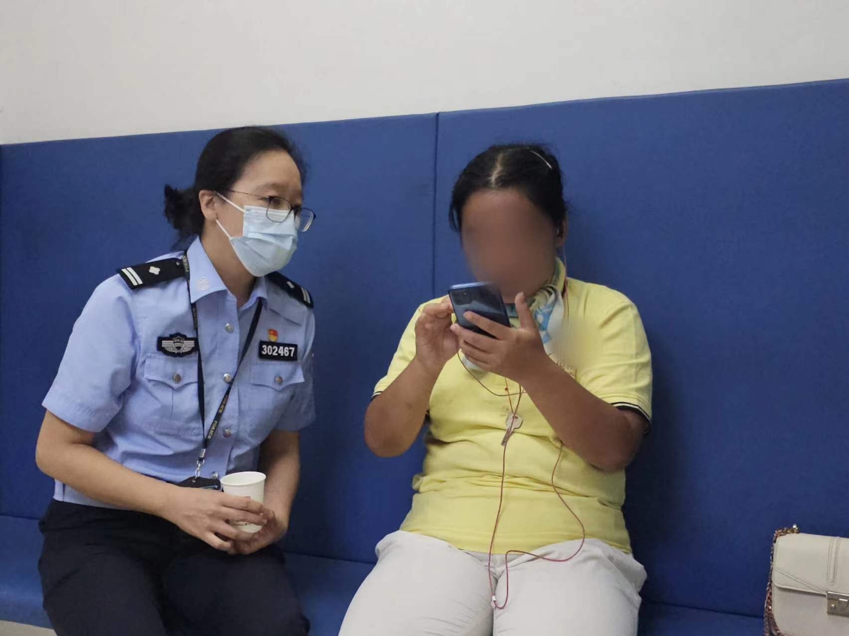 一患精神疾病女子与家人走散，深圳湾边检民警助其团聚
