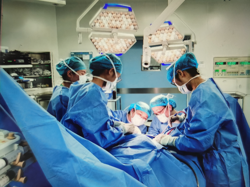 女子子宫肌瘤如柚子大小，深圳这家医院用微创手术顺利摘除