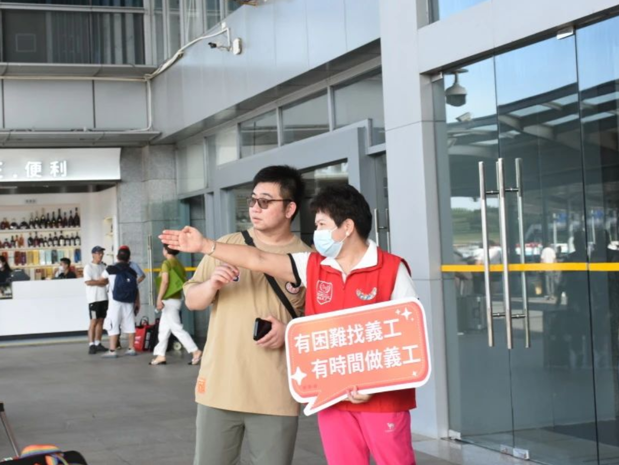 随处可见“红马甲”！南山区志愿者为来深游客服务到位更到心