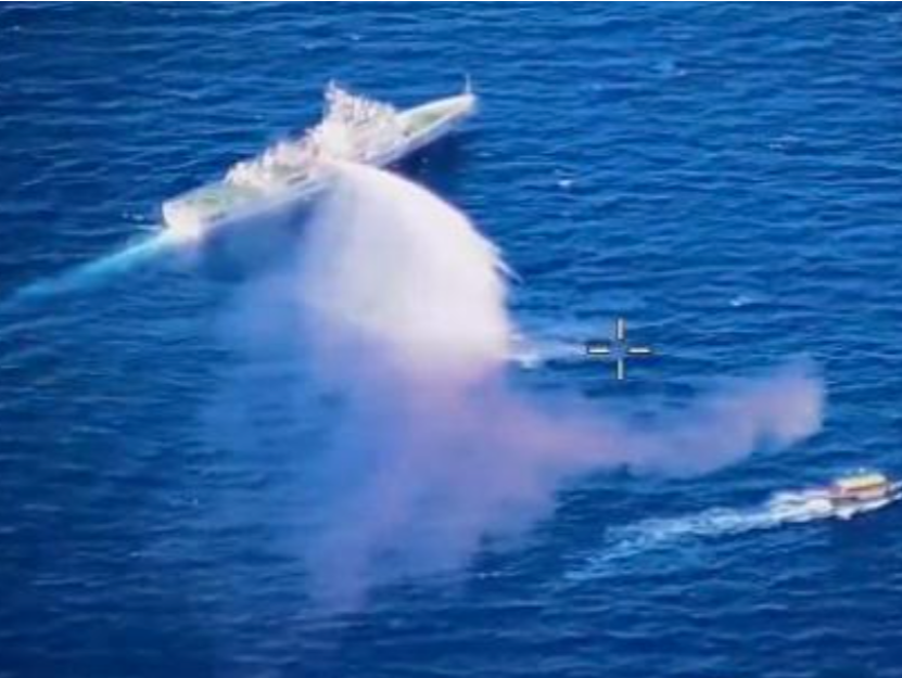 现场视频公布！中国海警对菲非法船只进行警示性水炮喷射