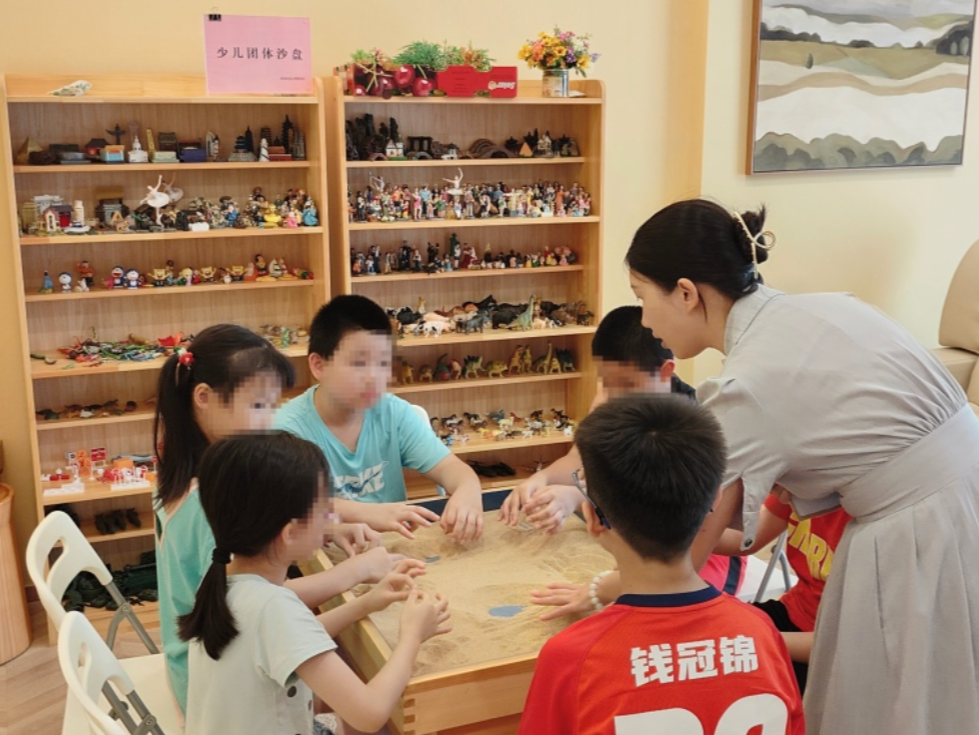 暖心沙盘送上“心理关爱”，南园街道心理服务站助力少儿健康成长