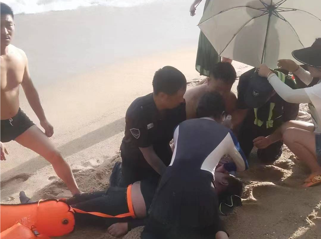游客海边溺水，物业小哥专业施救挽回生命