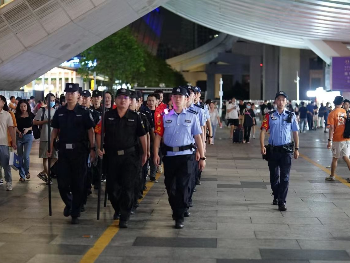 深圳铁警开展第二次夏夜治安巡查宣防行动