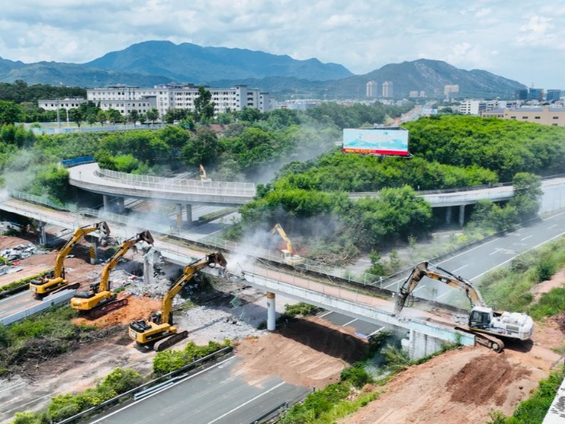 48小时拆除16座天桥！长深高速河惠段改扩建项目首批天桥顺利拆除