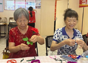 “妙手生花”传递爱意，鹏盛社区开展长者丝网花教学