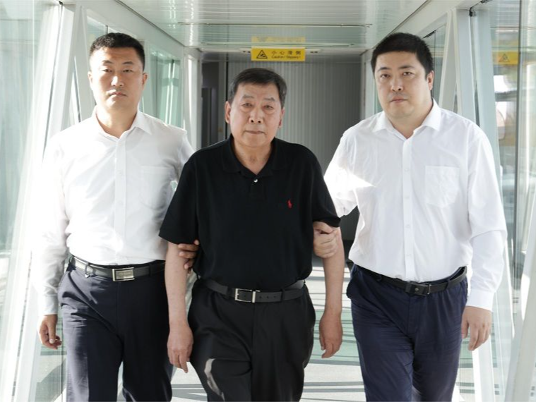 “红通人员”周权回国投案