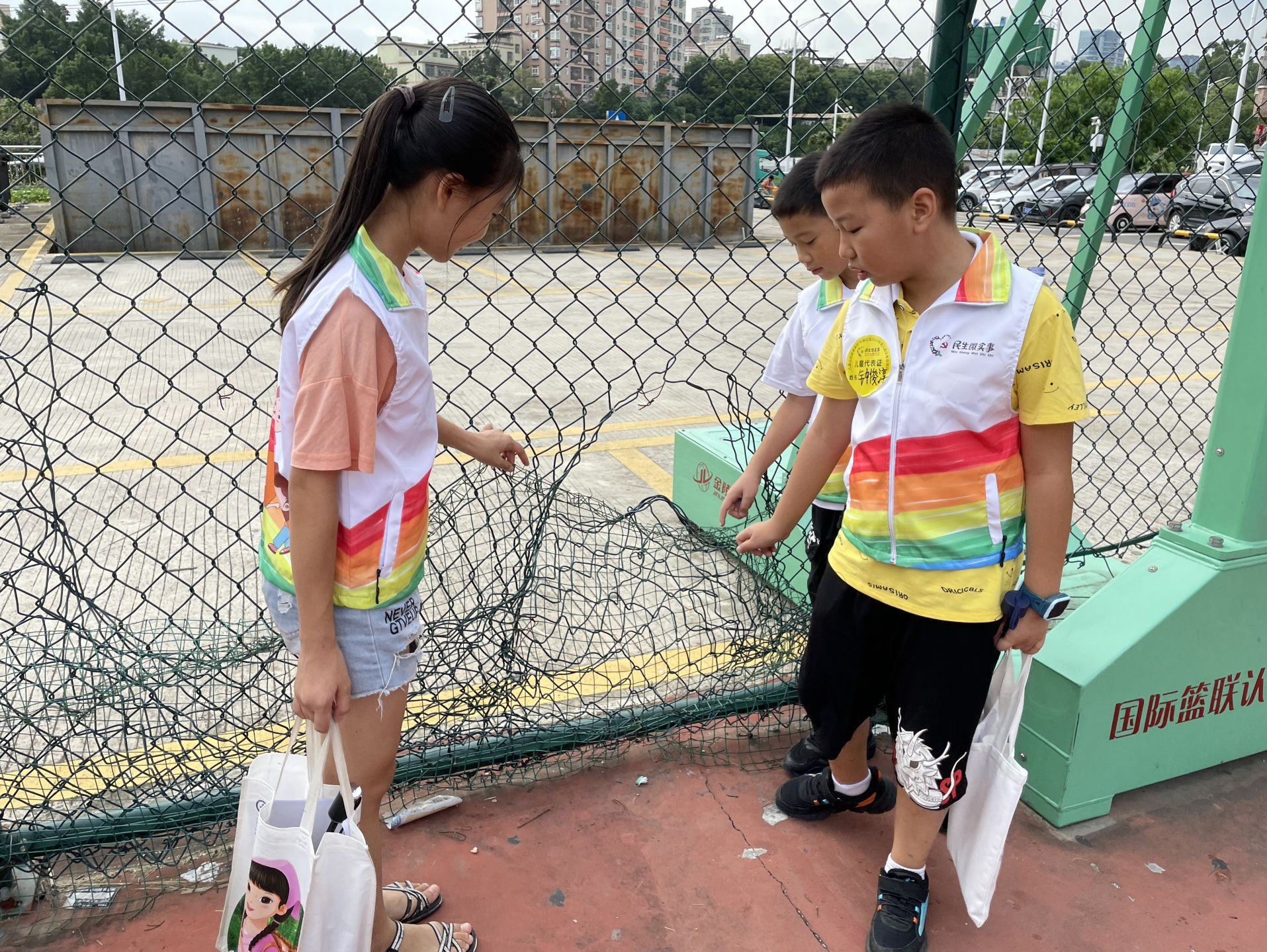 走访议事、宣传防诈、摆摊换物......深圳社区儿童实践活动“点亮”缤纷暑期