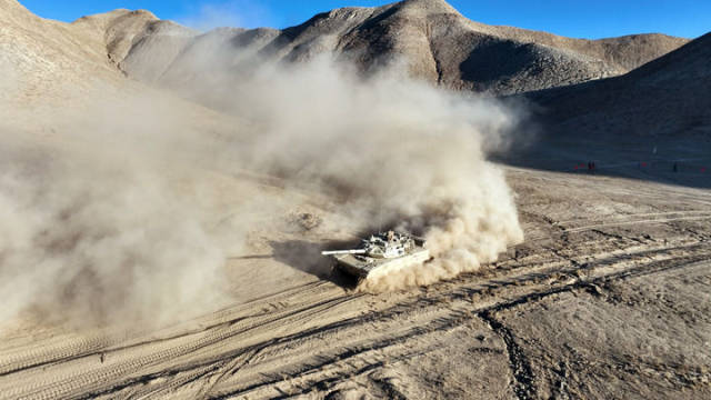 在海拔4000米的野外训练场，西藏军区某旅坦克分队展开复杂山地路段驾驶机动考核（2023年1月3日摄）。新华社发（曹智 摄）