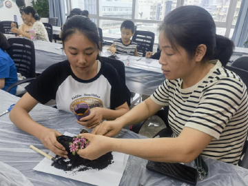 变塑料为花瓶，华林社区开展亲子环保实践活动