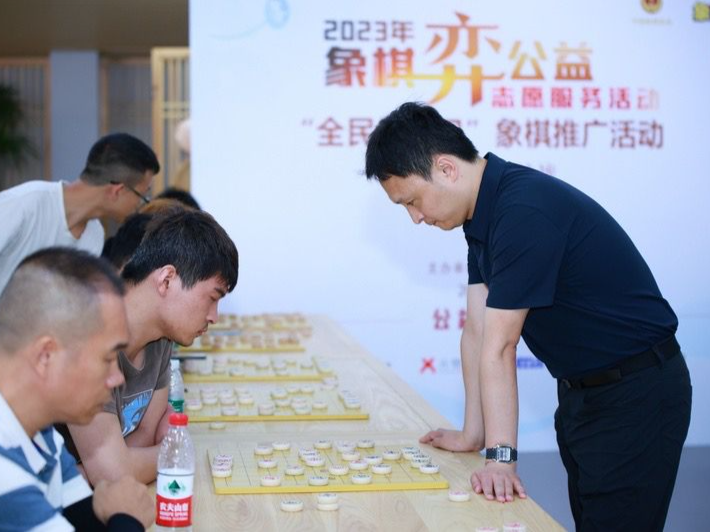 大师李少庚来下指导棋！“全民健身日”象棋推广深圳主会场活动举行