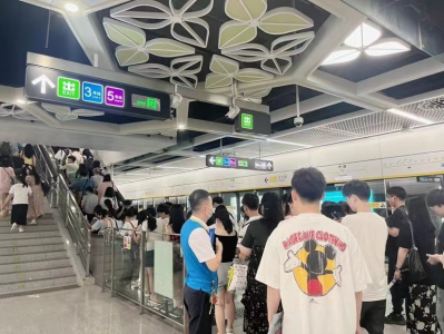 暑期深圳市公共交通客流持续火热，文明出行成风尚
