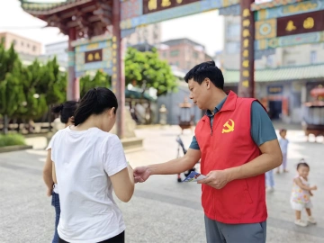 公明街道党员志愿者开展交通安全“敲门”宣传服务