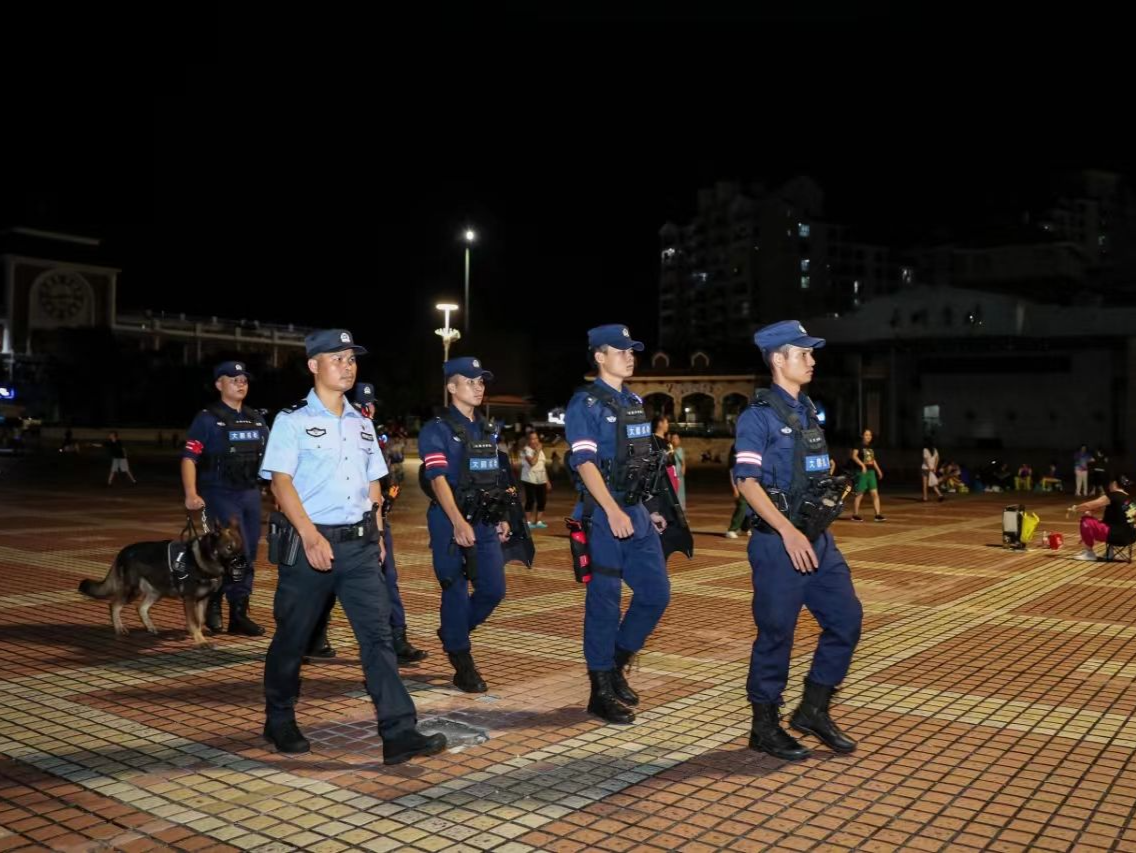 深圳公安出动警力5.7万人次，扎实开展夏夜治安巡查宣防第三次集中统一行动