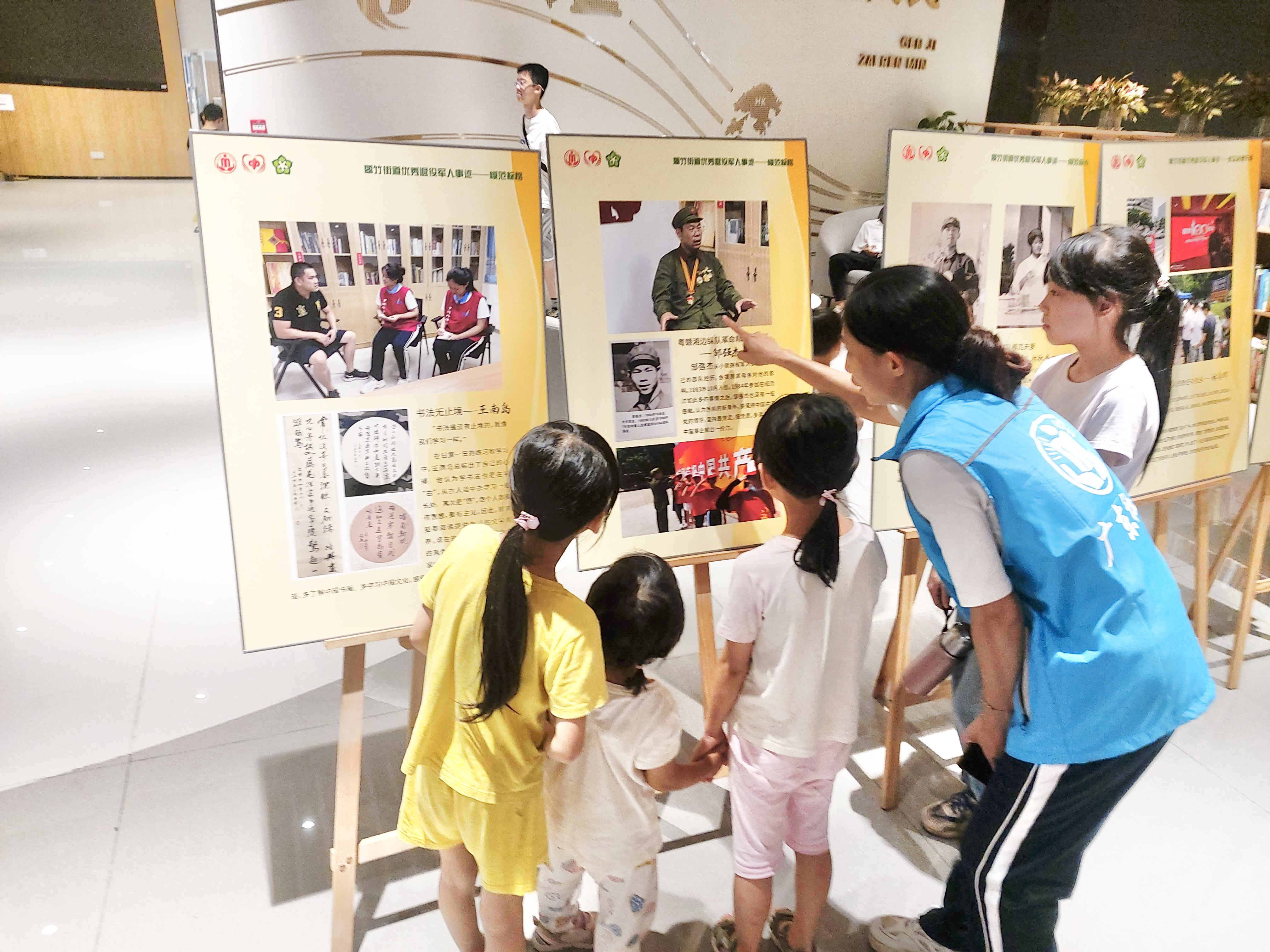 用照片记录美好时光印记——翠竹街道开展困弱老人关怀服务项目之时光记忆展