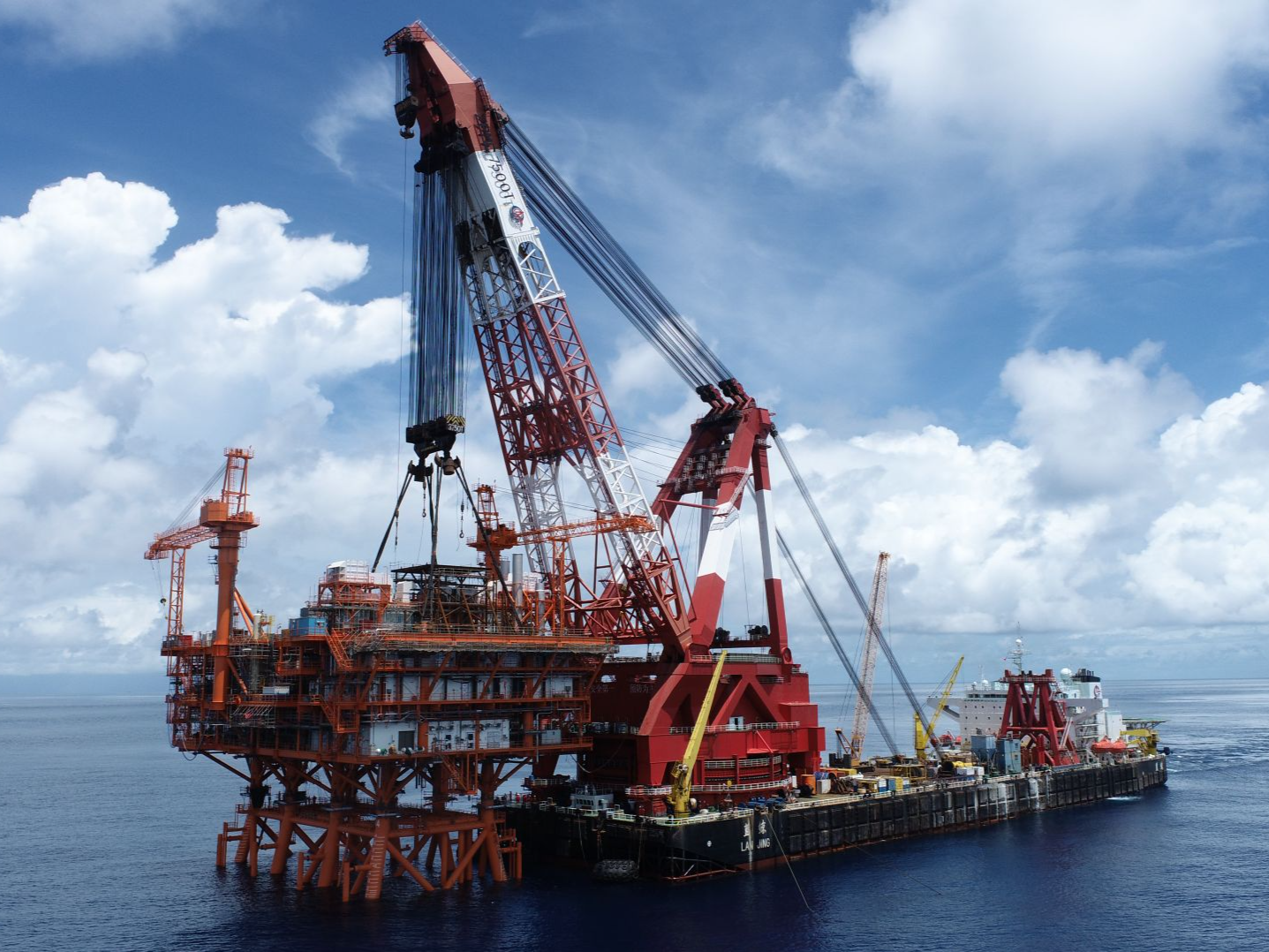 深海“搭积木”崛起国之重器：万吨级石油钻采平台陆丰8-1安装完工