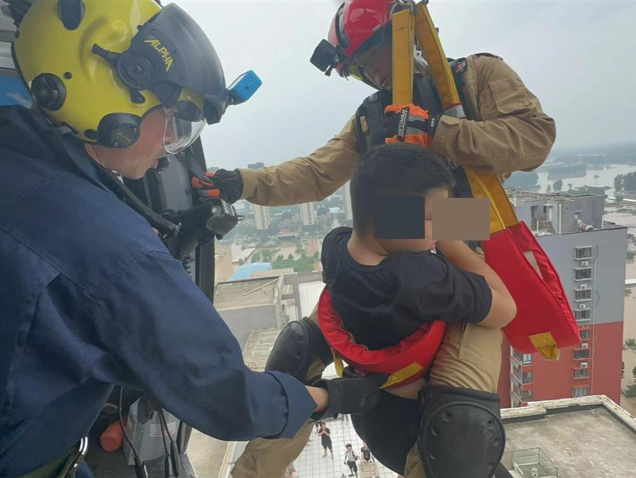 河北涿州地库塌陷小区7人被直升机救出，公羊救援队航空特勤队已成功救援33人