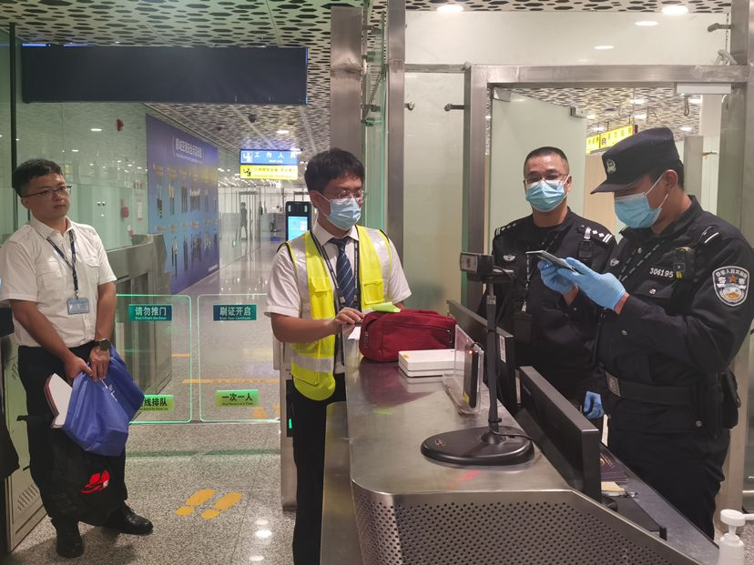 深圳机场边检站全力保障直飞巴塞罗那航线首航 今年已累计查验航班人员148.6万余人次