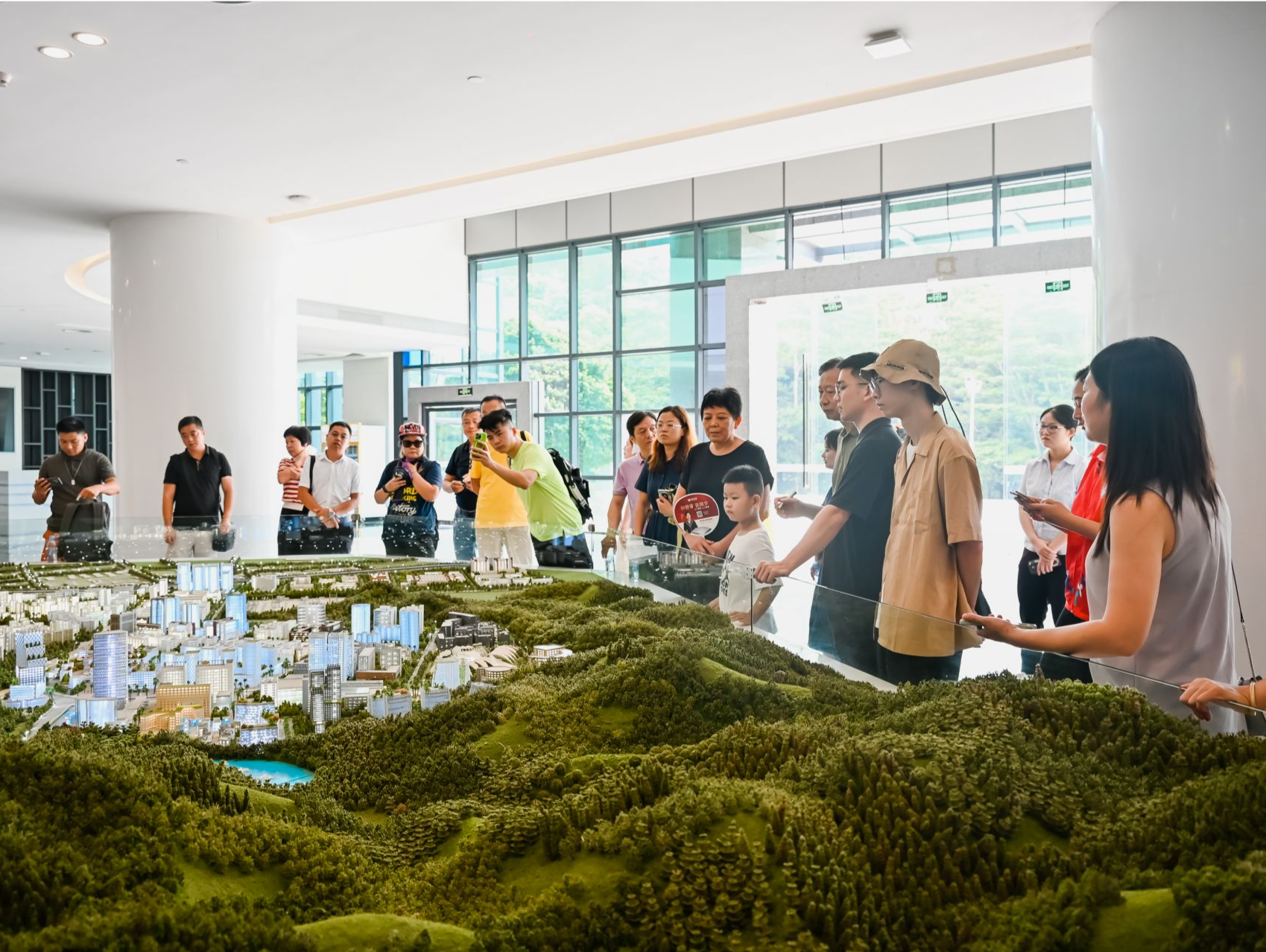 龙华区委统战部开展“V眼观龙华”活动，探寻龙华高质量发展密码