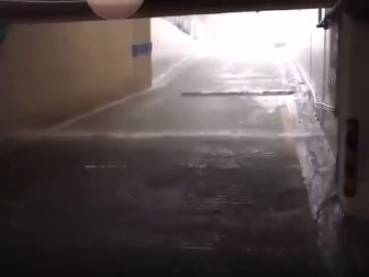 深圳一小区地下车库雨水倒灌，多部门介入处理