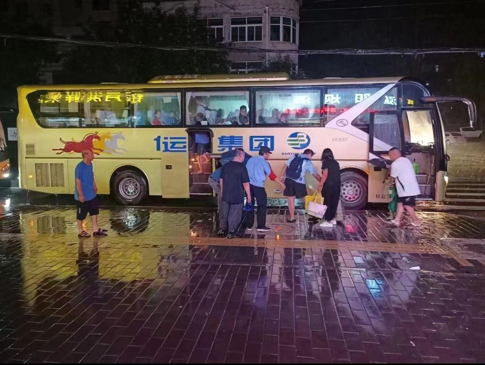涿州暴雨中与时间赛跑，两名Z297次列车乘警安全转运640名乘客