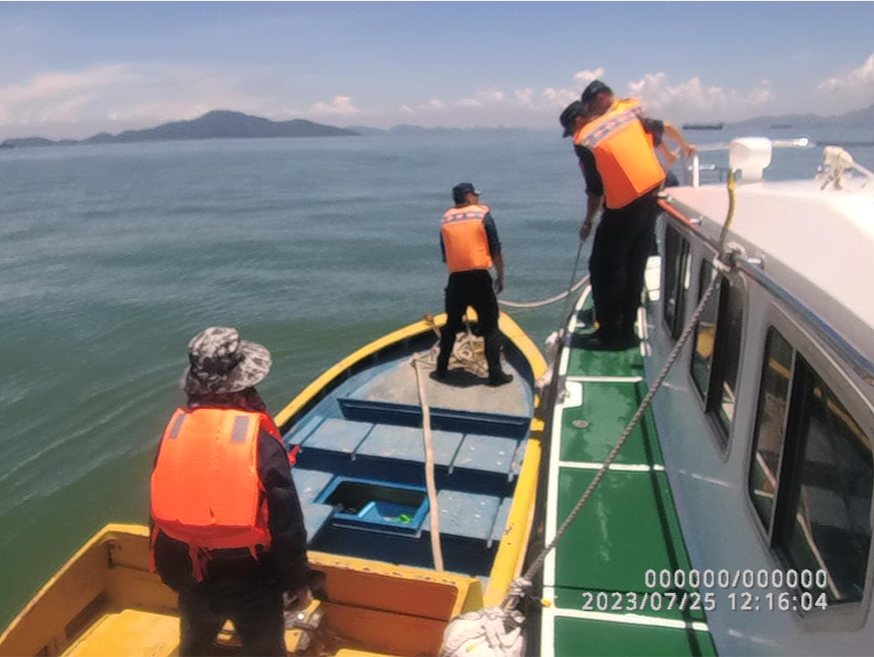 深圳海警局成功救助一名遇险船员