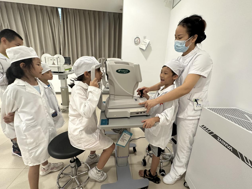 上林社区开展“我是小小眼科医生”职业体验活动