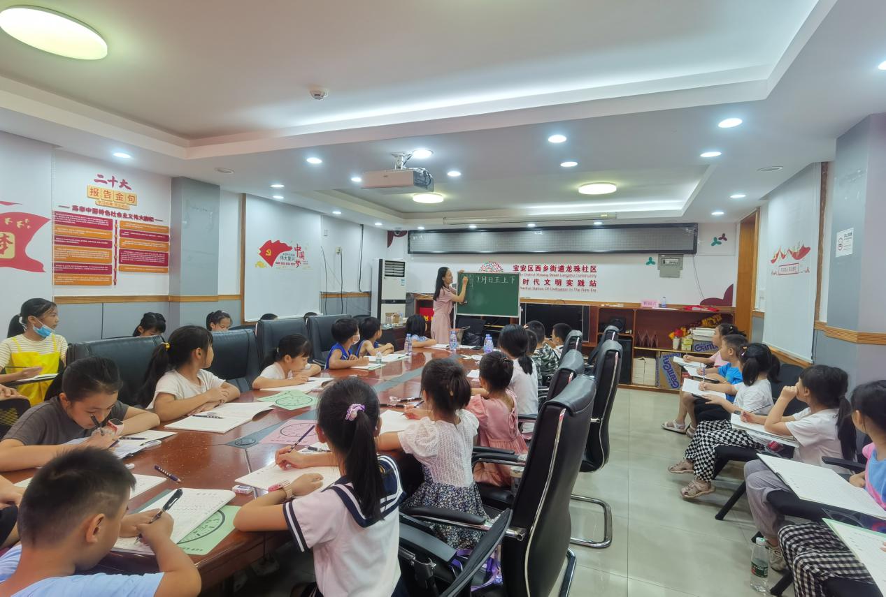 龙珠社区开展“文化强国·翰墨薪传”书法培训