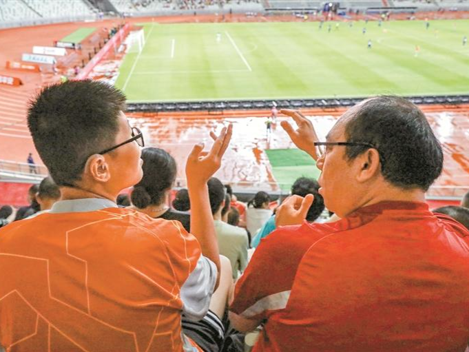 看“无声”的足球赛是种什么体验？记者与深圳聋人球迷一起追深足，感受“无声”的热爱