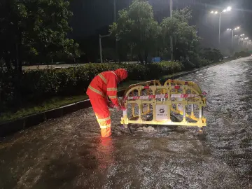 暴雨夜，奋战的深圳人