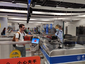 深港两地罕见暴雨，西九龙站口岸通关顺畅