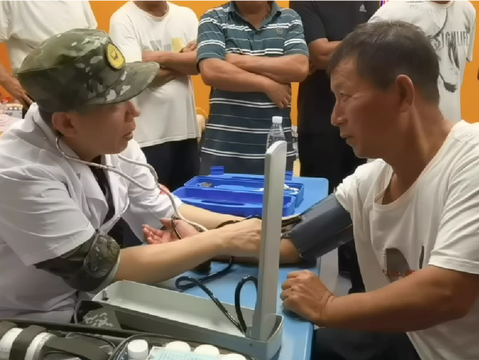 开展义诊 发放物资 武警为深汕合作区安置点群众提供暖心服务