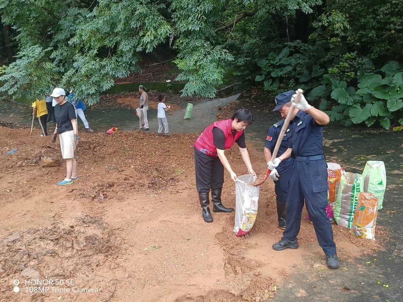 清淤泥、除隐患 玉龙社区扎实开展雨后清淤工作