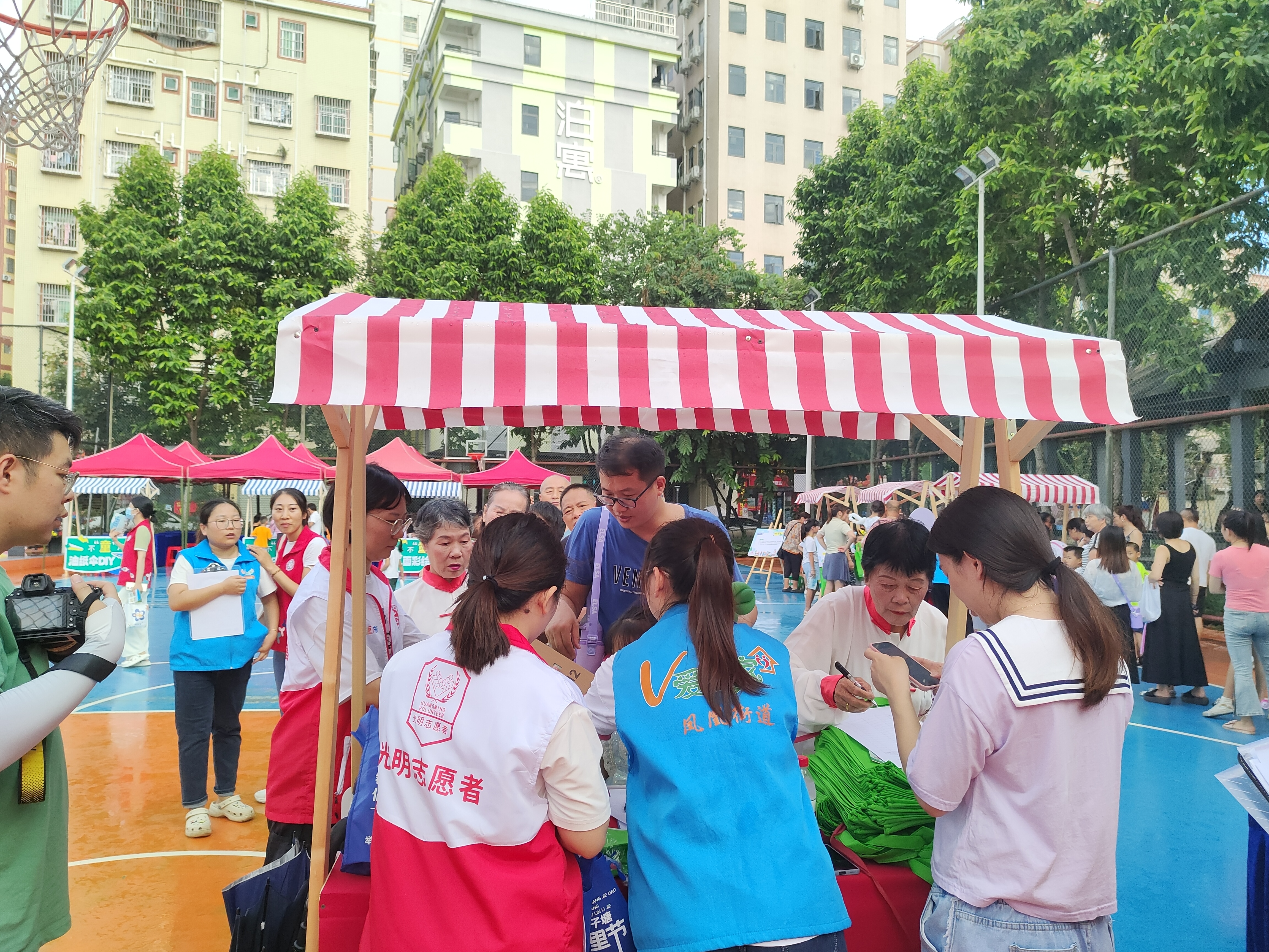 凤凰街道扫黑除恶宣传进公园引导居民共建平安家园