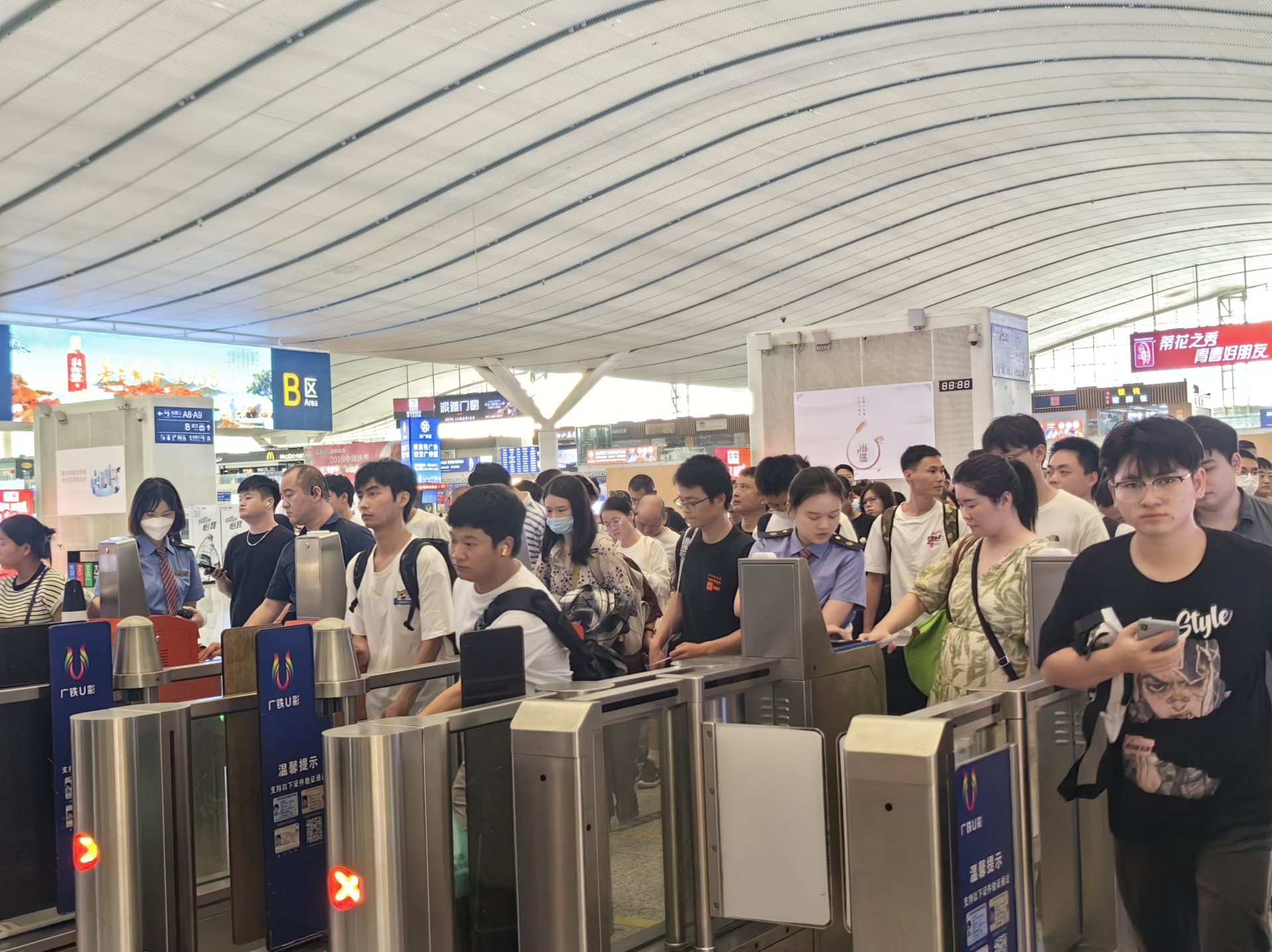 双节“超级黄金周”来临，深圳铁路将增开列车、开行夜间高铁