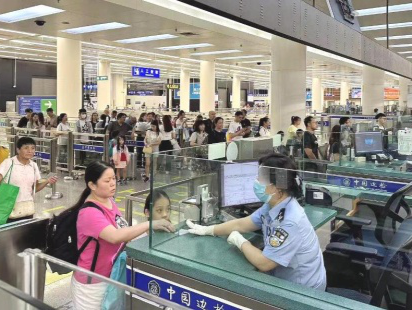 中秋节深圳皇岗口岸凌晨3点迎来出境高峰
