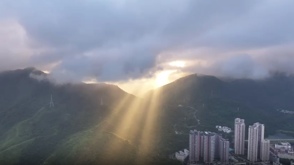 深圳盐田：阳光拨云雾 梦幻若仙境