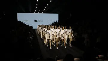 深圳时装周2024春夏系列在欢乐海岸主秀场开幕
