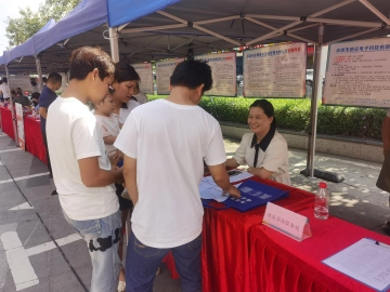 光明街道举办公益招聘会