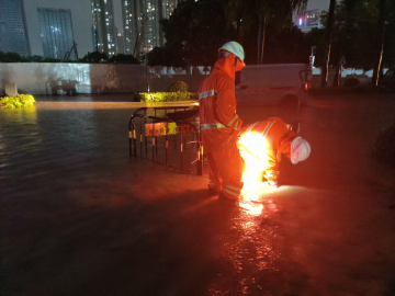 连夜开展抽排工作！龙岗中心城路面基本恢复